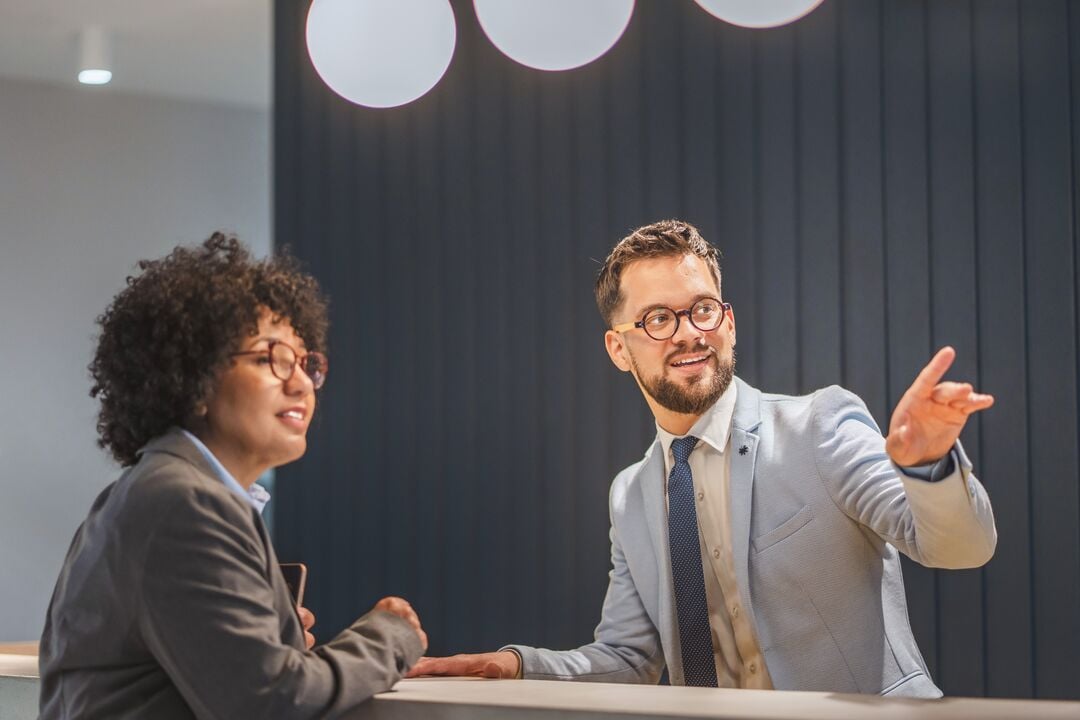 Web_Desktop-Empresarios multiculturales reunidos en la recepción de la empresa