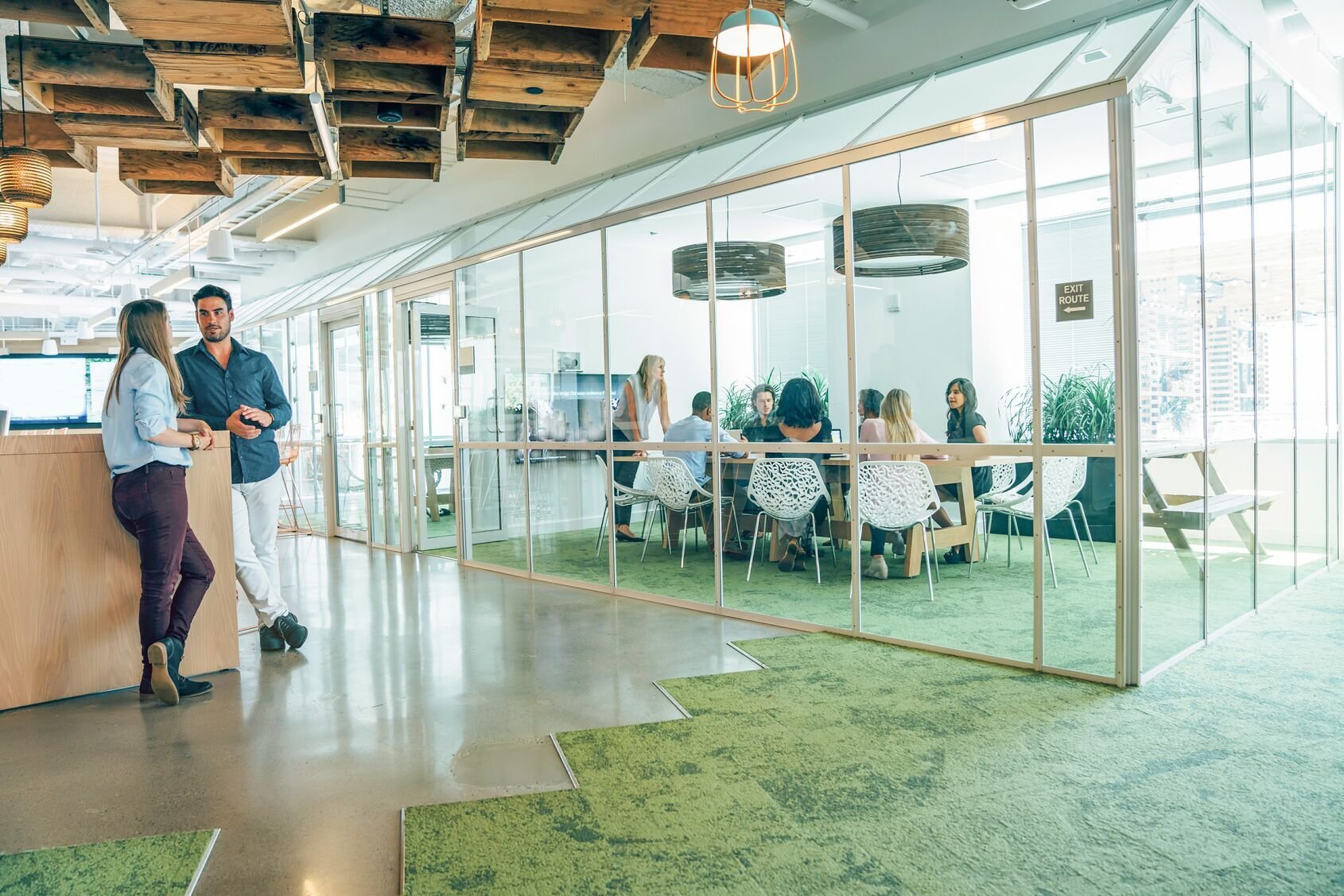 Web_Wide-Grupo de personas celebrando una reunión de negocios en una moderna oficina